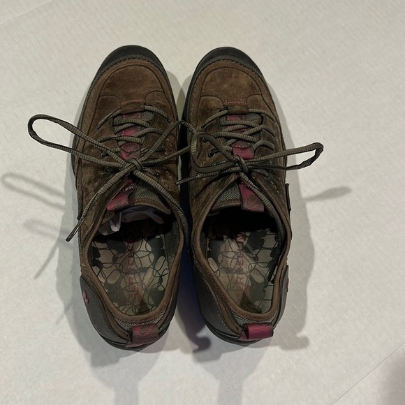 Merrell stone performance lace up hiking shoes in a suede brown with magenta - Picture 1 of 8
